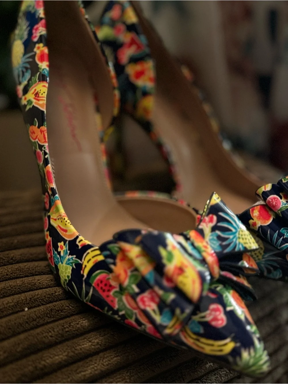 Betsey Johnson Fruit Print Bow Pointed Toe Pumps 9M Tropical Fruit Fun